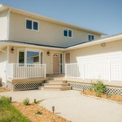 Hot-tub, Games Room, Walk-in Sauna, 7 BM, 15 mins to Waterton