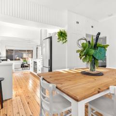 Amaroo - Pet Friendly - 2 Mins Walk to Beach - Outdoor Fireplace