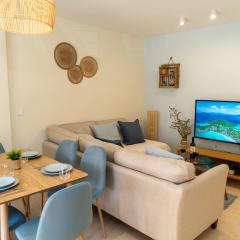 Descanso familiar junto al mar con terraza