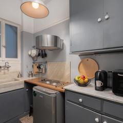 Stylish apt under the Acropolis