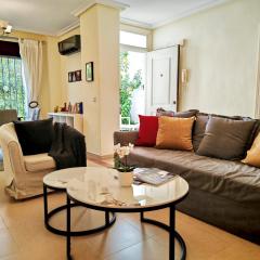 Stylish 2-Bed Duplex Townhouse, Full Kitchen, Access to Three Pools, Minutes from Puerto Banus, by "La Buena Vida Holiday Homes"