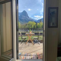Casa de Luna by Canadian Rockies Vacation Rentals