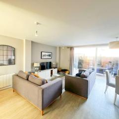 Deluxe Apartment near Cabot Circus w Parking sleeps 5
