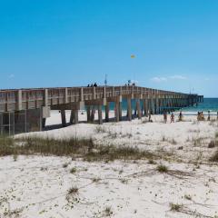 Short Walk to The Beach! Community Pool! Sleeps 6!