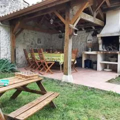 Gîte familial avec jardin, cheminée et équipements bébé – Bellevigne, Charente - FR-1-653-149