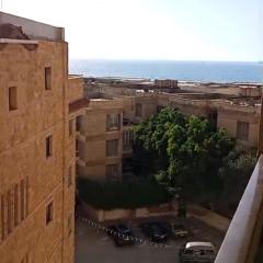 شقة لك بالكامل تري البحر اول نمرة أمام قرية الزهراء
