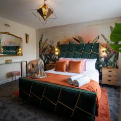 Stylish Retreat Hot Tub Family Group Friendly