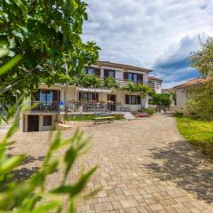 3 Bedroom Lovely Apartment In Malinska