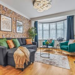 6 Bedroom Perivale Haven - Pool Table - Parking