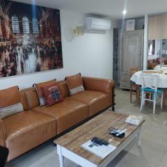 Maison rez de chaussée avec un espace jardin, bien située