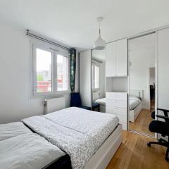 Cozy bedroom with LaDéfense view