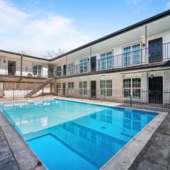 Bright and Airy 2BR with King Bed Free Parking and Pool