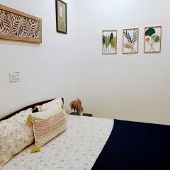 Peacelily Hotel - AC rooms with netflix in upper tapovan, also available for monthly rent 25K
