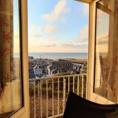 Vue panoramique sur la mer et les falaises
