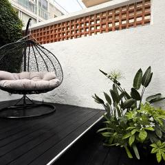 102 - Beachside Renovated 1BR apt w private garden