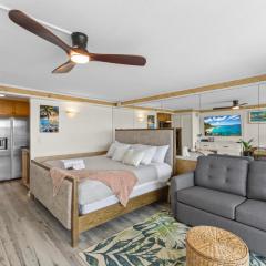 Hale Nalu Waikīkī Studios Ocean View King Size Bed
