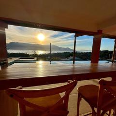 Jacuzzi e Piscina com Borda Infinita e Vista Incrível para o Mar