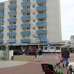 App-Ottsen-Direkt-gegenueber-der-„Sylter-Welle“-im-Haus-Atlantic