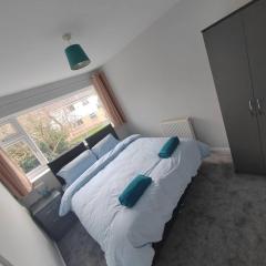 3bed house Brighouse - working professionals welcome FREE parking & WI-FI