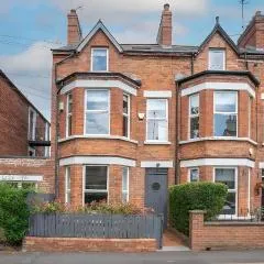 Spacious 4BR Victorian Property w/ Outdoor Terrace