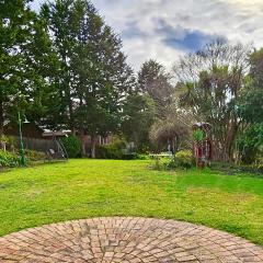 Maggie's Guesthouse - large property with pool, billiards, tennis court, BBQ & more