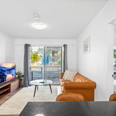 The Sundale - Poolside Cosy 1BR in Central Surfers with Parking and Pool