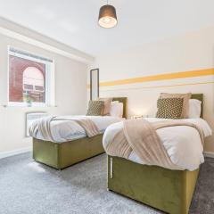 Spacious 3-Bed Flat, Sleeps 7, Ideal for Families, Central Location, High-Speed Internet