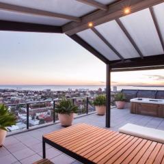 St Kilda Penthouse. Views. Spa.