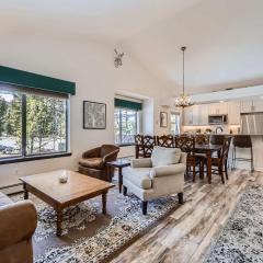 3BD for 10 with Hot Tub & Mountain Views Walk to Slopes