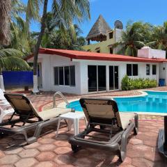 Family home with private pool, Casa Palapa