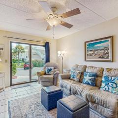 Newly remodeled ground-floor condo w/on-site pools, 5 hot tubs, tennis, AC