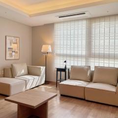 Gyeongbokgung Palace View, 3-min Walk to Gwanghwamun & Jonggak Stations