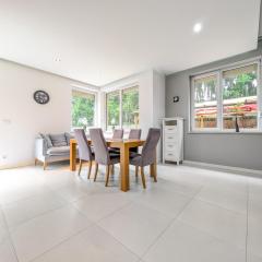 Trawowa Spacious House by BookingHost