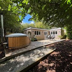 Cornish wooden cabin & wood fired hot tub