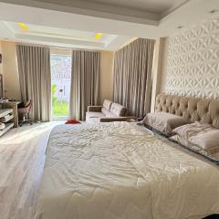 Casa espaçosa em condomínio com àrea verde e lago