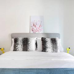 MHYL CBD Stylish 2B2B Apartment large balcony