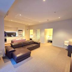 MHYL CBD Stylish private 2BR Apt 1 king 2 singles beds