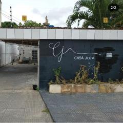 Espaço individual com sofá-cama rede mesa de jantar poltronas Ar Banheiro compartilhado