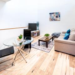 Modern 2 Bedroom 3 Level Loft by Hollywood Close to Downtown LA Free Gated Parking Full Kitchen