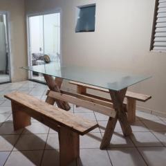 Iporã casa simples Ar-cond, wi-fi, smartv, máquina de lavar 6 pessoas, equipado com churrasqueira, garagem para 4 carros sendo 2 coberta, Hop Independente