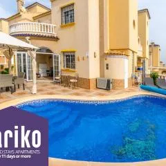 Casa adosada con piscina privada y un jardín