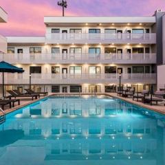 Amazing Downtown Condo w Pool and Free Parking