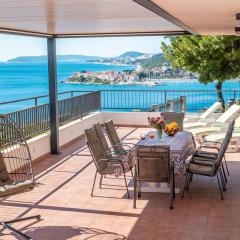 Apartments Sinovcic with terrace & sea view, 4 min walk to the beach