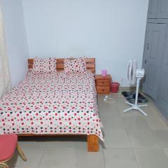 Grande maison 2 chambres salon - quartier calme de Bondoukou