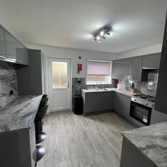 Newly refurbed 3 bed home 15mins to Edin city