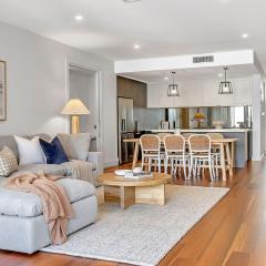 Relax at Ronnie's - Coastal Elegance near the Beach
