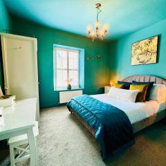 HomeDecor Cottages - Castle Walk House