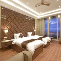 Grand Him Queen AC Room