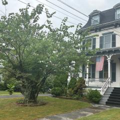 2Br Private Victorian Apartment in City location on half acre Sleeps 5