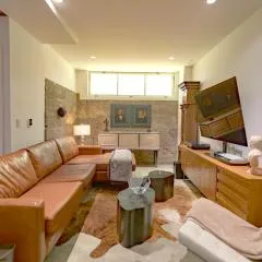 Open-Plan Gold Rush Suite In Central SF - Location and Luxury
